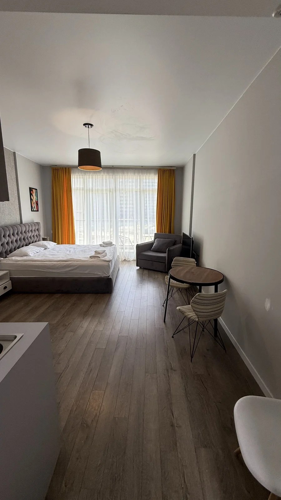 Living and sleeping area · F 406 · 5