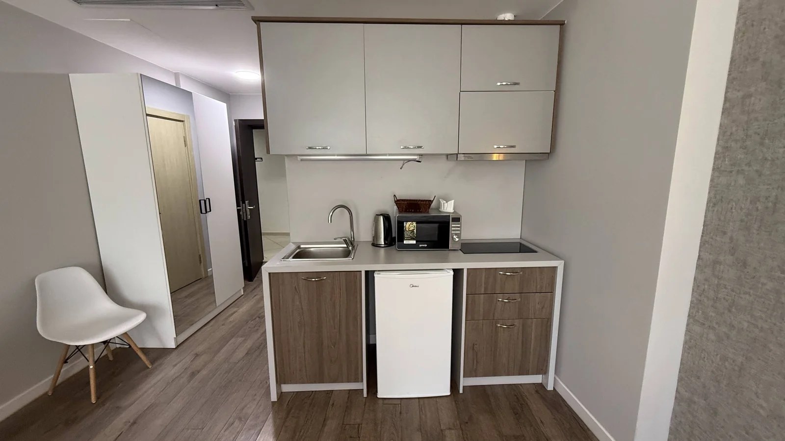 Kitchen area · F 406 · 4