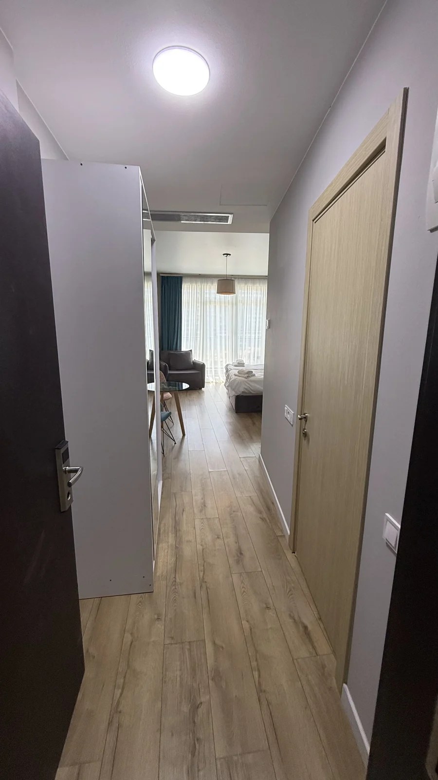 Entrance and hallway · F 407 · 9