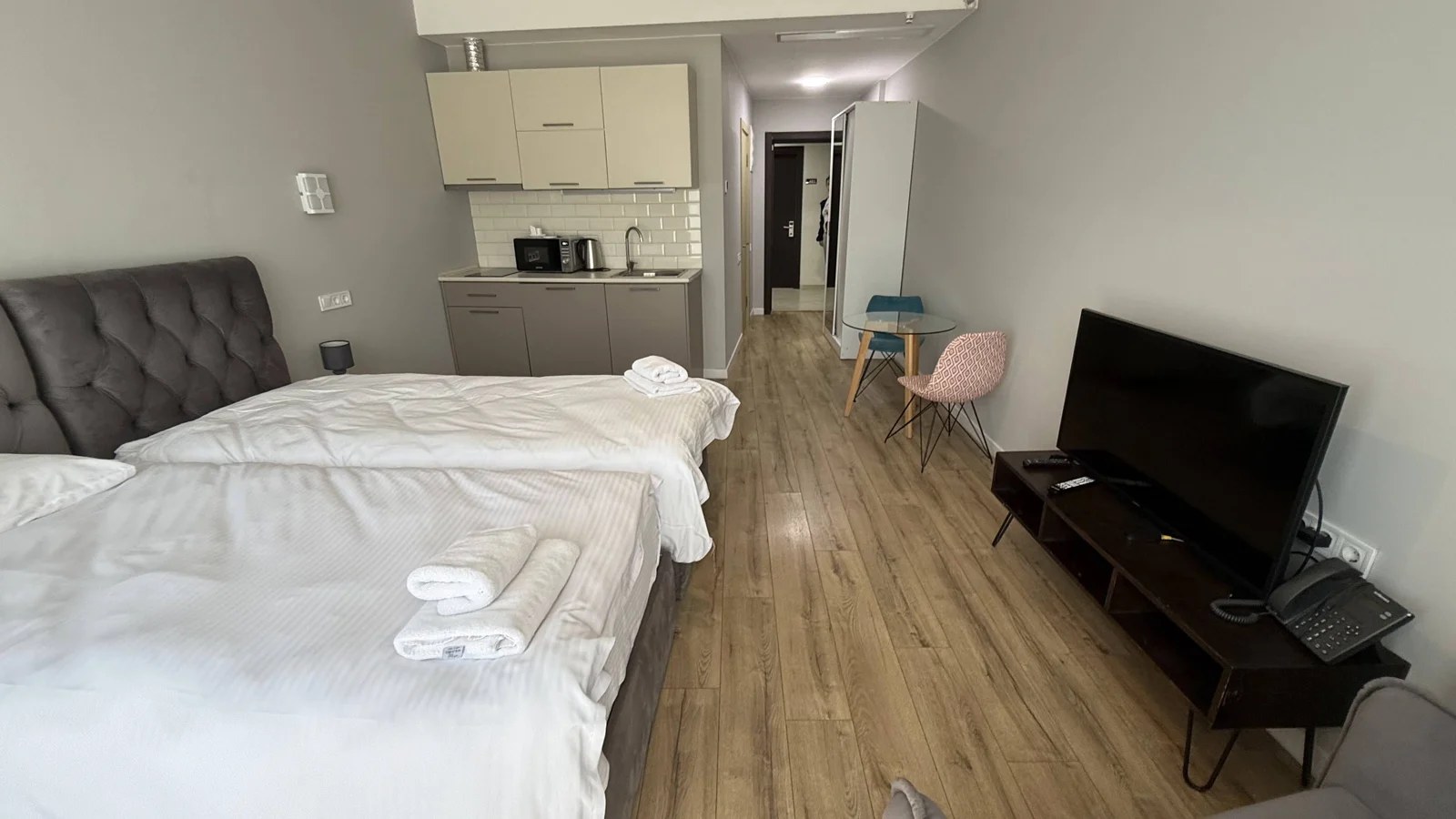 Living and sleeping area · F 407 · 3