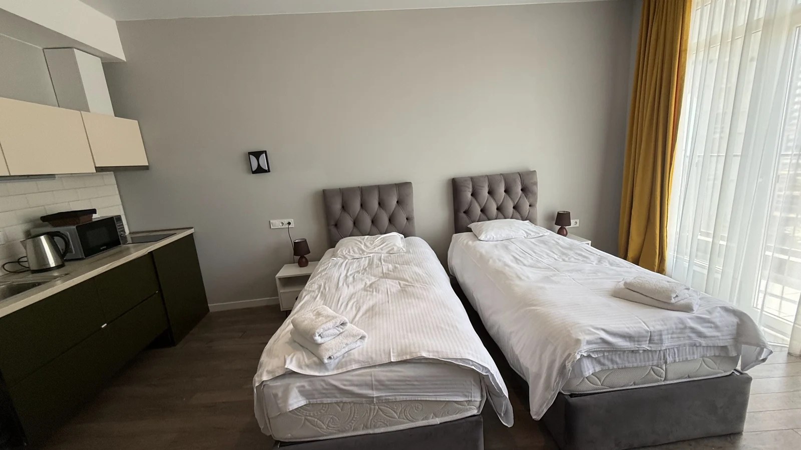 Living and sleeping area · F 408 · 3